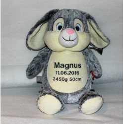 Kanin bamse med navn på maven.