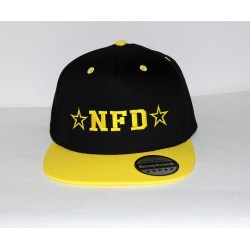 Flatpeak cap i sort og gul med navn på