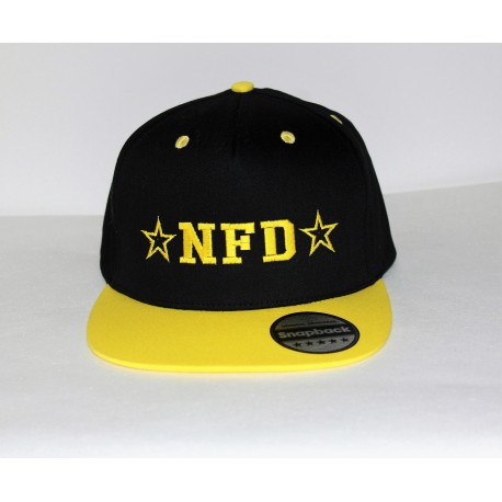 Flatpeak cap i sort og gul med navn på