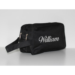 Sort toilettaske med navn på