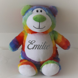 Cubbies personlig regnbue bamse med navn på. fin bamse i regnbuens farver