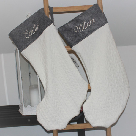 Klassisk julestrømpe i cremehvid strik – perfekt til gaver fra julemanden.