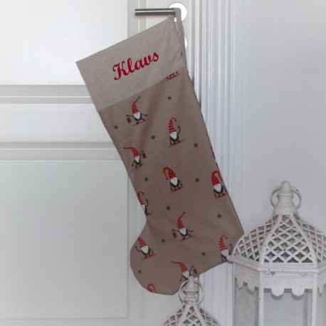 Julestrømpe med gnom nisser og navn på