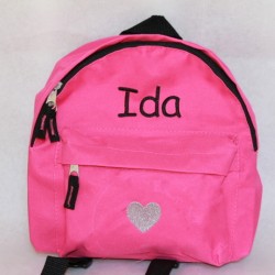 Pink børne rygsæk med navn på. Sød og personlig gave til børhavebarnet.