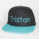 Flatpeak cap i sort og tyrkis med navn på