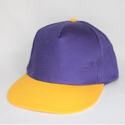 Lilla og gul Junior flatpeak cap med navn på